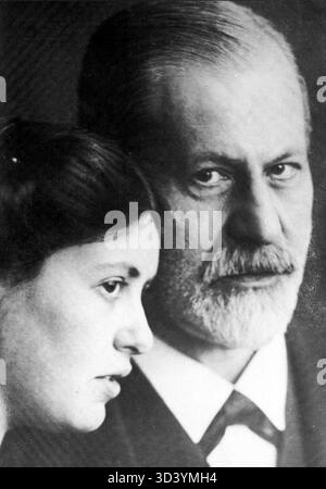 Sigmund Freud, Neurologe und Begründer der Psychoanalyse, wird zwischen 1913 und 1919 mit seiner Tochter Sophie dargestellt. Das Foto wurde an einem unbekannten Ort aufgenommen und ist eine abgeschnittene Version eines größeren Bildes. Stockfoto