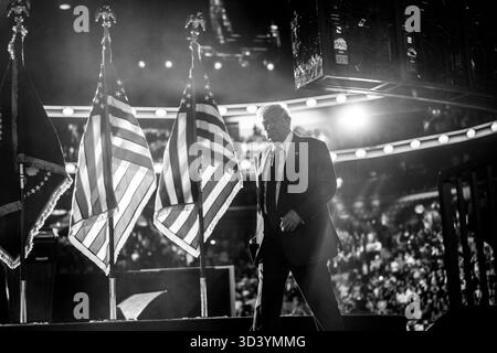 Präsident Donald Trump gibt der Menge Gesten, nachdem er am Mittwoch, den 5. November 2025, auf dem America Business Forum Miami im Kaseya Center in Miami, Florida, eine Rede gehalten hat. (Offizielles Foto des Weißen Hauses von Molly Riley) Stockfoto