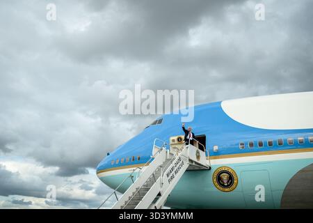 Präsident Donald Trump winkt den Medienvertretern zu, als er am Mittwoch, den 5. November 2025, an Bord der Air Force One am Miami International Airport geht. (Offizielles Foto des Weißen Hauses von Molly Riley) Stockfoto