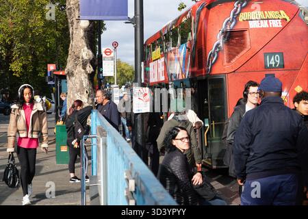Personen Passagiere, die an der Bushaltestelle in und 149 Doppeldeckerbus warten Seven Sisters Tottenham North London Na7 England Großbritannien Großbritannien KATHY DEWITT Stockfoto