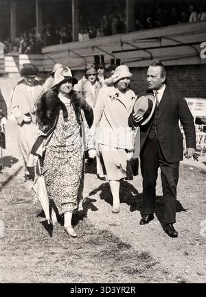 Königin Wilhelmina und Prinzessin Juliana besuchen die Olympischen Reitveranstaltungen in Hilversum während der Olympischen Spiele 1928 in Amsterdam. Ihre Anwesenheit bei den Reitveranstaltungen ist auf diesem Foto festgehalten. Stockfoto