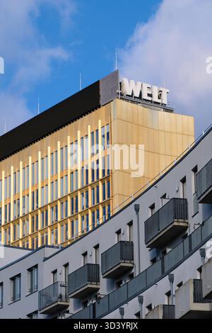 Berlin, 11. Oktober 2025, Ansicht des Axel Springer Verlagsgebäudes mit großer Schrift des Wortes „Welt“ auf dem Dach Stockfoto