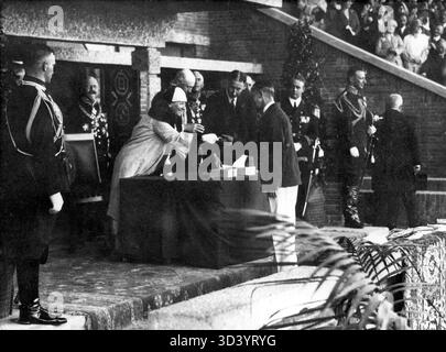 Am 1. September 1928 überreichte Königin Wilhelmina während der Olympischen Sommerspiele 1928 eine Medaille auf dem neu errichteten Olympischen Bahnhof in Amsterdam. Dieses Foto zeigt ihre Beteiligung an der Veranstaltung und zeigt ihre Rolle bei der Eröffnungszeremonie. Stockfoto