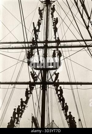 Rekruten auf dem Ausbildungsschiff „Pollux“ in Amsterdam, Niederlande, 1918, nehmen im Rahmen ihrer nautischen Ausbildung an Takelübungen teil. Stockfoto