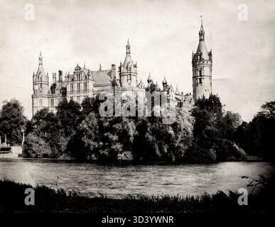 Das Schloss Mecklenburg-Schwerin im Großherzogtum Mecklenburg, Deutschland, fotografiert 1913. Das Bild unterstreicht die architektonische Schönheit und historische Bedeutung der Residenz. Stockfoto