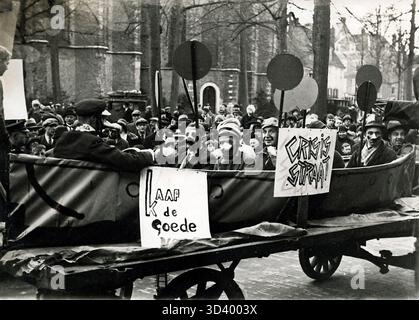 Ein Bauernwagen bei der Sinterklaas-Parade von Utrechter Studenten im Jahr 1913, in dem Studenten in Kostümen in einem Boot sitzen. Schilder zeigen die Texte „Cape of Good Hope“ und „Crisis Street“. Stockfoto
