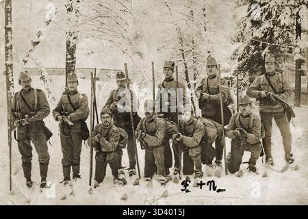 Soldaten des 7. Infanterieregiments der österreichisch-ungarischen Armee in den Karpaten, um 1915. František Noha ist im Bild als zweiter Soldat von rechts markiert. Stockfoto