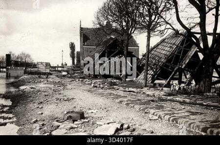Zerstörte Häuser entlang des Meerweges in Buiksloot nach der Überschwemmung 1916. Das Foto zeigt Häuser in Ruinen entlang der Straße nach der Naturkatastrophe. Stockfoto