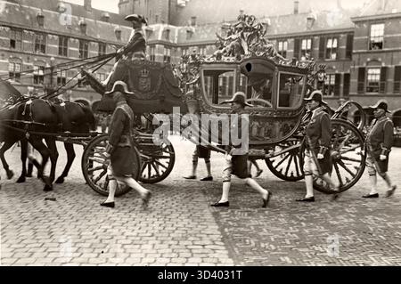 Königin Wilhelmina kommt im Ridderzaal in den Haag zur Eröffnung der Generalstaaten mit der goldenen Kutsche auf Prinsjesdag, 1920 an. Stockfoto