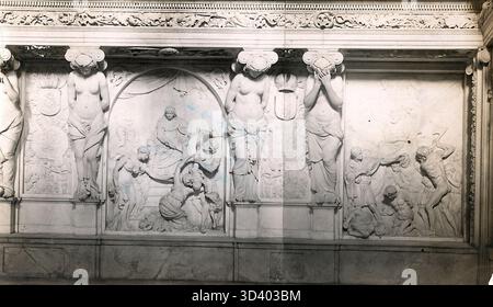 Eine Marmorskulptur in der Justizhalle des Königlichen Palastes auf dem Dam-Platz, Amsterdam, fotografiert 1918. Die Kunstwerke sind Teil der raffinierten und luxuriösen Inneneinrichtung des Palastes. Stockfoto