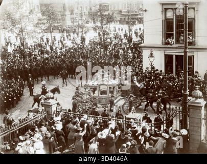 Königin Wilhelmina reist in der goldenen Kutsche durch den Haag zum Ridderzaal zur Eröffnung des Generalstaates am Prinsjesdag 1913. Stockfoto