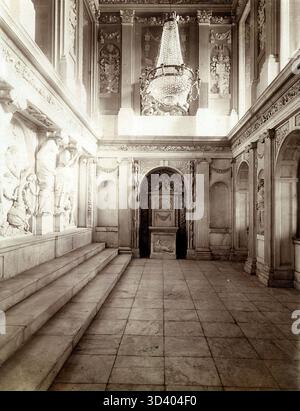 Die Justizhalle im Königspalast am Dam-Platz, Amsterdam, fotografiert 1918. Der Raum ist vollständig aus weißem Marmor gefertigt und zeigt den Luxus und die Raffinesse des Palastes. Stockfoto