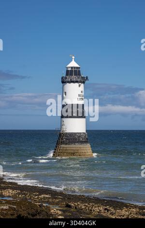 Penmon, Isle of Anglesey, Wales, Vereinigtes Königreich. Das schwarz-weiß gestreifte Penmon Lighthouse auf der Isle of Anglesey. Stockfoto