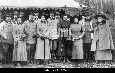 Dieses Foto von 1913 zeigt Prinz Hendrik von den Niederlanden mit seinem Bruder, Großherzog Friedrich Franz IV. Von Mecklenburg, zusammen mit ihren Gefährten während einer Fasanenjagd in Deutschland. Stockfoto