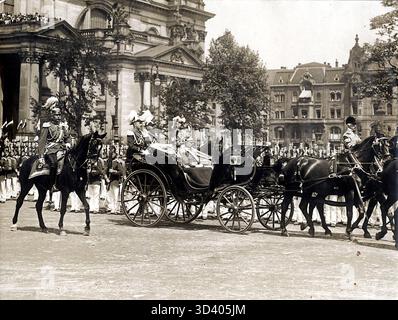 Am 22. Mai 1913 reisten Kaiser Wilhelm II. Von Deutschland und Zar Nikolaus II. Von Russland in einer offenen Kutsche zum Kaiserpalast in Berlin, um die Tochter Wilhelms II., Prinzessin Victoria Louise, mit dem Herzog von Cumberland zu heiraten. Berlin, Deutschland, 1913. Stockfoto