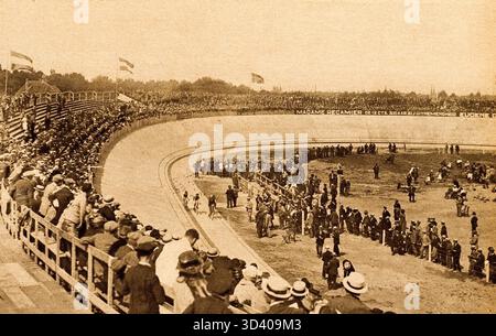 Am 7. August 1921 wurde der neue Radweg in Tilburg offiziell von Bürgermeister Dr. Vonk de Both eröffnet. Drei Radfahrer absolvierten eine Ehrenrunde, während viele Zuschauer von den Tribünen aus zuschauten. Stockfoto
