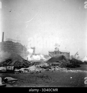 Das Gebiet um die Oosterkade war stark von den deutschen Bombardements vom 14. Mai 1940 betroffen. Dieses Bild zeigt den zerstörten Maasstation-Hof, mit der Vittoria ägyptischen Zigarettenfabrik oder Miss Blanche Fabrik im Hintergrund auf der Admiraliteitskade. Stockfoto