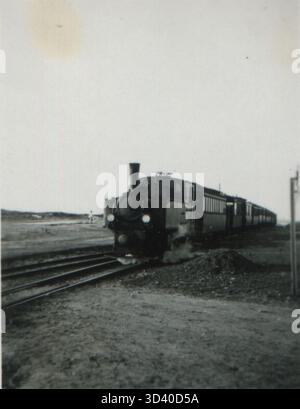 Diese Abbildung zeigt die O&K Schmalspurlokomotive der Kehdinger Kreisbahn, dargestellt in W. Pickenpack, Ludolfstraße, Hamburg 20, um 1918. Die Lokomotive ist Teil des Schmalspurbahnsystems aus dem frühen 20. Jahrhundert. Stockfoto