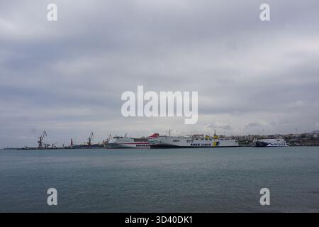 Große Passagierfähren (ANEK LINES und Minoan Lines) legten im Hafen von Heraklion an, von der historischen Festung Koules aus gesehen. Stockfoto