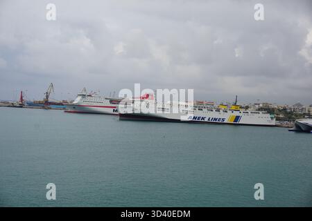 Große Passagierfähren (ANEK LINES und Minoan Lines) legten im Hafen von Heraklion an, von der historischen Festung Koules aus gesehen. Stockfoto