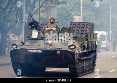 Ein mit mehreren Poprad-Raketenwerfern bewaffnetes Militärfahrzeug nahm an der Parade zum Tag der Streitkräfte teil. Stockfoto