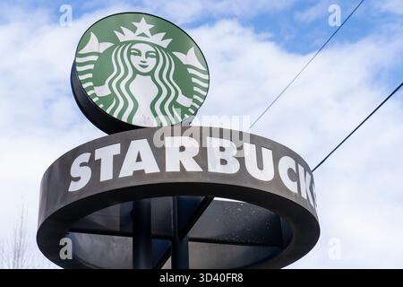 Seattle, Washington, USA. November 2025. Das grüne Starbucks Coffee Company Logo ziert ein Schild vor dem Starbucks Center, dem Firmensitz des Unternehmens, in Seattle, Washington, USA, am Freitag, November 2025. Das Logo ist bekannt als „die Sirene“. Diese Woche verabschiedete Starbucks Workers United, die gewerkschaft, die die Starbucks-Mitarbeiter vertritt, eine Streik-Abstimmung mit 92% Stimmen wegen angeblicher unlauterer Arbeitspraktiken. Wenn es zu einem Streik kommt, sagt die gewerkschaft, dass Arbeiter in 25 Städten in den USA am 13. November streiken werden, den das Unternehmen zum Roten Cup-Tag feiert. (Bild: © M. Scott Brauer/ZUMA Stockfoto