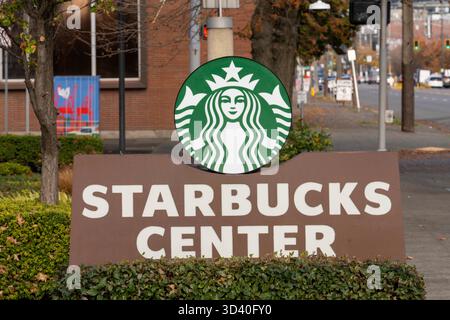 Seattle, Washington, USA. November 2025. Das grüne Starbucks Coffee Company Logo ziert ein Schild vor dem Starbucks Center, dem Firmensitz des Unternehmens, in Seattle, Washington, USA, am Freitag, November 2025. Das Logo ist bekannt als „die Sirene“. Diese Woche verabschiedete Starbucks Workers United, die gewerkschaft, die die Starbucks-Mitarbeiter vertritt, eine Streik-Abstimmung mit 92% Stimmen wegen angeblicher unlauterer Arbeitspraktiken. Wenn es zu einem Streik kommt, sagt die gewerkschaft, dass Arbeiter in 25 Städten in den USA am 13. November streiken werden, den das Unternehmen zum Roten Cup-Tag feiert. (Bild: © M. Scott Brauer/ZUMA Stockfoto