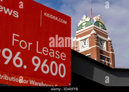 Seattle, Washington, USA. November 2025. Am Freitag, den 7. November, befindet sich in der Nähe des Hauptsitzes der Starbucks Coffee Company in Seattle, Washington, USA, ein Schild mit dem Titel „Leasing“. 2025. das Logo trägt die Bezeichnung "Sirene". Diese Woche verabschiedete Starbucks Workers United, die gewerkschaft, die die Starbucks-Mitarbeiter vertritt, eine Streik-Abstimmung mit 92% Stimmen wegen angeblicher unlauterer Arbeitspraktiken. Wenn es zu einem Streik kommt, sagt die gewerkschaft, dass Arbeiter in 25 Städten in den USA am 13. November streiken werden, den das Unternehmen zum Roten Cup-Tag feiert. (Kreditbild: © M. Scott Brauer/ZUMA Press Wire) REDAKTIONELLE VERWENDUNG ONL Stockfoto