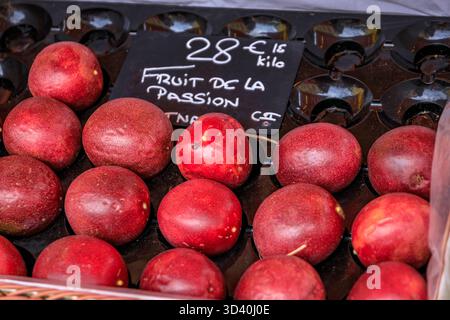 Reife Passionsfrucht für 28 EUR pro Kilogramm auf einem Stand auf dem Markt der provenzalischen Bauern von Cours Saleya in der Altstadt von Nizza, Südfrankreich Stockfoto