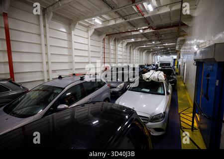Autos auf dem Fahrzeugdeck von Victoria of Wight, einer Isle of Wight Ferry, die von WightLink Ferries betrieben wird Stockfoto
