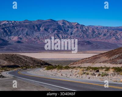 California Highway 190 unterhalb des Towne Pass, Death Valley National Park, Kalifornien. Stockfoto