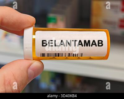Orange Plastikbox von BELANTAMAB Tabletten auf einem Krankenhaus Apothekentisch verwendet, um multiples Myelom zu behandeln ein Antikörper-Medikament-Konjugat. Apothekenlager Stockfoto