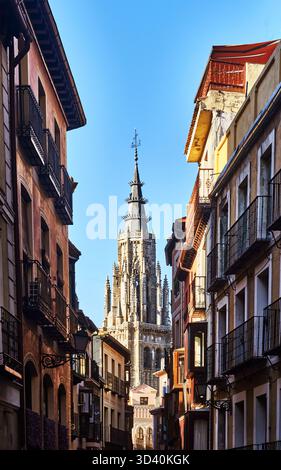 Der Glockenturm der Primatenkathedrale der Heiligen Maria von Toledo (Kathedrale Primada Santa María de Toledo), von einer engen Straße aus gesehen Stockfoto