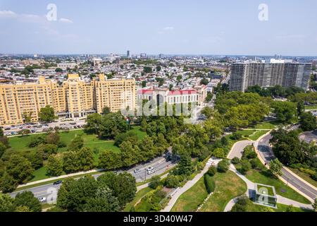 Eine Stadt von Philadelphia mit Aussicht und einem Park in der Mitte. Der Park ist von hohen Gebäuden und Bäumen umgeben Stockfoto