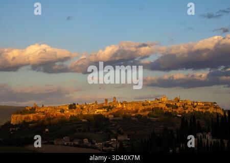 Panoramablick auf Orvieto bei Sonnenuntergang, Umbrien, Italien. Das goldene Licht hebt die alten Tuffsteinklippen und die Skyline der mittelalterlichen Stadt hervor Stockfoto