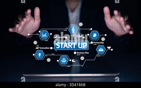 Eine Person präsentiert eine virtuelle Darstellung eines Start-up-Konzepts mit Symbolen für Wachstum und Innovation, die die Geschäftsstrategie und -Entwicklung in einem betonen Stockfoto