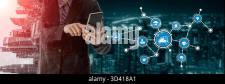 Ein Geschäftsmann interagiert mit einem Smartphone und symbolisiert die Integration von Technologie und städtischem Leben. Das Bild zeigt die Datenkonnektivität Stockfoto