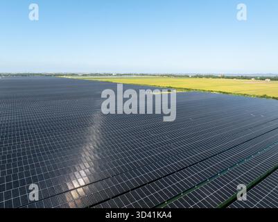 Aus der Vogelperspektive des riesigen Solarkraftwerks Stockfoto