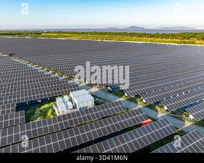 Aus der Vogelperspektive des riesigen Solarkraftwerks Stockfoto