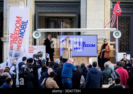 Berlin, Deutschland. November 2025. Kai Wegner (CDU, M), Regierender Bürgermeister von Berlin, spricht zu Beginn der Berliner Freiheitswoche vor dem Repräsentantenhaus. Berlin feiert 2025 erstmals den Jahrestag des Mauerfalls am 9. November 1989 mit einer „Freiheitswoche“. Bis zum 15. November sind an rund 80 Standorten rund 130 Veranstaltungen geplant. Quelle: Christoph Soeder/dpa/Alamy Live News Stockfoto