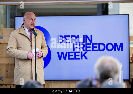 Berlin, Deutschland. November 2025. Kai Wegner (CDU, M), Regierender Bürgermeister von Berlin, spricht zu Beginn der Berliner Freiheitswoche vor dem Repräsentantenhaus. Berlin feiert 2025 erstmals den Jahrestag des Mauerfalls am 9. November 1989 mit einer „Freiheitswoche“. Bis zum 15. November sind an rund 80 Standorten rund 130 Veranstaltungen geplant. Quelle: Christoph Soeder/dpa/Alamy Live News Stockfoto