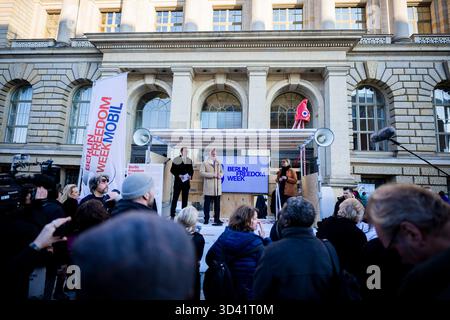 Berlin, Deutschland. November 2025. Kai Wegner (CDU, M), Regierender Bürgermeister von Berlin, spricht zu Beginn der Berliner Freiheitswoche vor dem Repräsentantenhaus. Berlin feiert 2025 erstmals den Jahrestag des Mauerfalls am 9. November 1989 mit einer „Freiheitswoche“. Bis zum 15. November sind an rund 80 Standorten rund 130 Veranstaltungen geplant. Quelle: Christoph Soeder/dpa/Alamy Live News Stockfoto