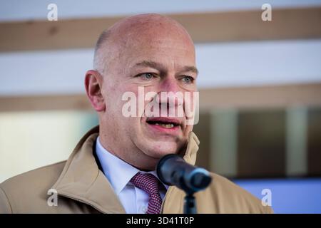 Berlin, Deutschland. November 2025. Kai Wegner (CDU), Regierender Bürgermeister von Berlin, spricht zu Beginn der Berliner Freiheitswoche vor dem Repräsentantenhaus. Berlin feiert 2025 erstmals den Jahrestag des Mauerfalls am 9. November 1989 mit einer „Freiheitswoche“. Bis zum 15. November sind an rund 80 Standorten rund 130 Veranstaltungen geplant. Quelle: Christoph Soeder/dpa/Alamy Live News Stockfoto