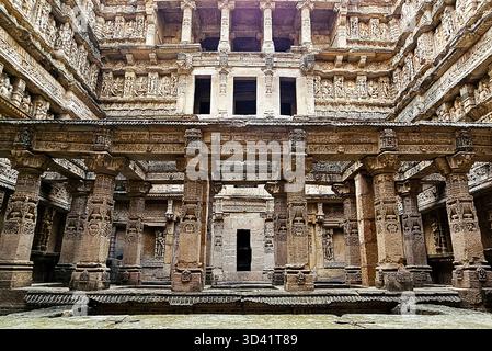 Rani Ki Vav – altes Stepphaus mit komplizierten Schnitzereien in Patan, Gujarat Stockfoto