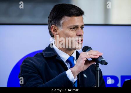 Berlin, Deutschland. November 2025. Leopoldo López, venezolanischer Oppositionspolitiker, spricht zu Beginn der Berliner Freiheitswoche vor dem Berliner Repräsentantenhaus. Berlin feiert 2025 erstmals den Jahrestag des Mauerfalls am 9. November 1989 mit einer „Freiheitswoche“. Bis zum 15. November sind an rund 80 Standorten rund 130 Veranstaltungen geplant. Quelle: Christoph Soeder/dpa/Alamy Live News Stockfoto
