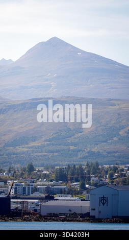 Akureyri, Island, 19. August 2025, segeln Sie in die ruhige Uferpromenade von Akureyri, der größten Stadt in Nordisland. Stockfoto
