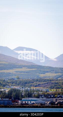 Akureyri, Island, 19. August 2025, segeln Sie in die ruhige Uferpromenade von Akureyri, der größten Stadt in Nordisland. Stockfoto