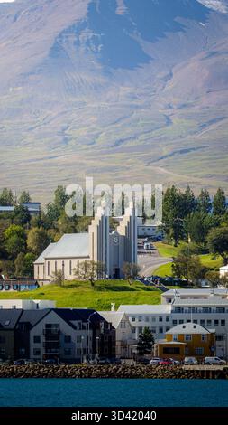 Akureyri, Island, 19. August 2025, segeln Sie in die ruhige Uferpromenade von Akureyri, der größten Stadt in Nordisland. Stockfoto