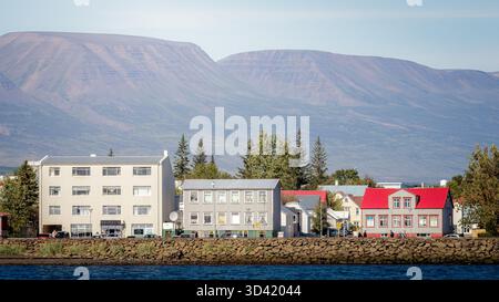 Akureyri, Island, 19. August 2025, segeln Sie in die ruhige Uferpromenade von Akureyri, der größten Stadt in Nordisland. Stockfoto