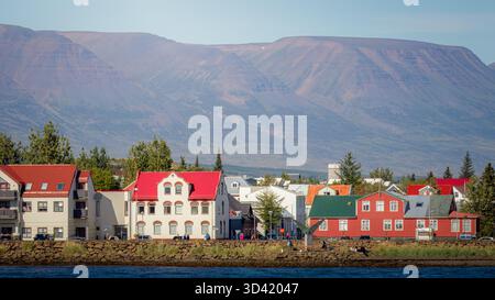 Akureyri, Island, 19. August 2025, segeln Sie in die ruhige Uferpromenade von Akureyri, der größten Stadt in Nordisland. Stockfoto